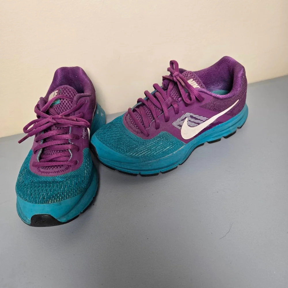 Women's Nike Athletic Shoes Size 6 Purple Teal